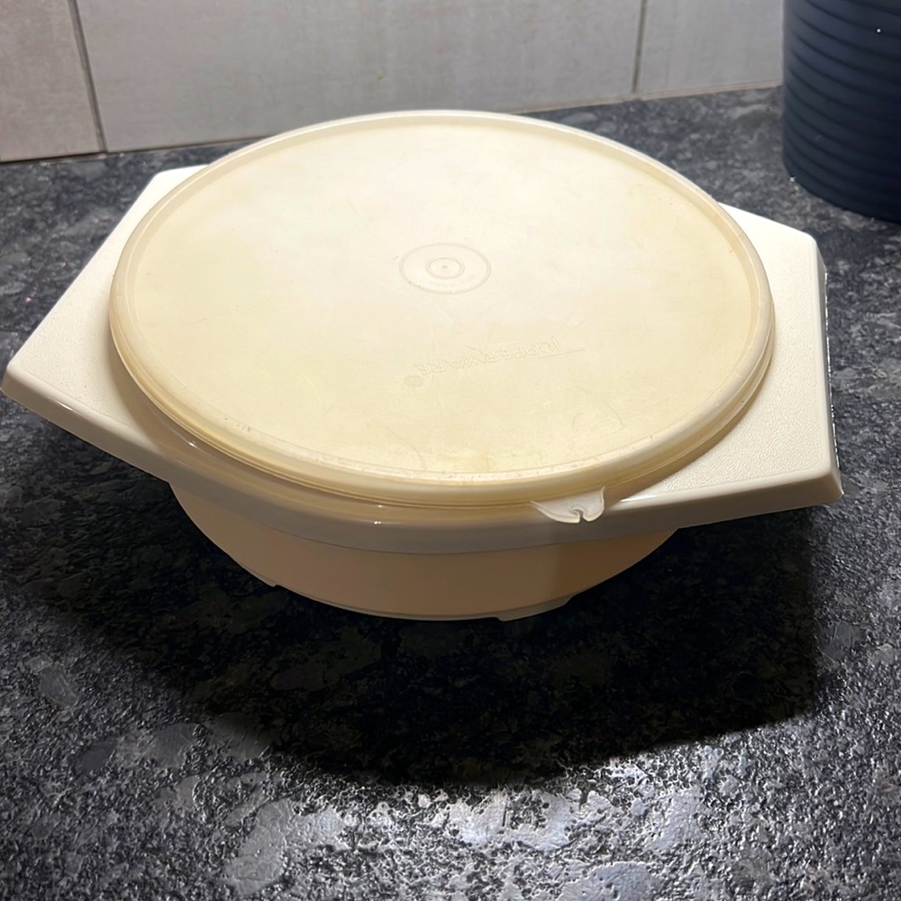 785-1 Vintage Tupperware tortilla warmer. In excellent condition.